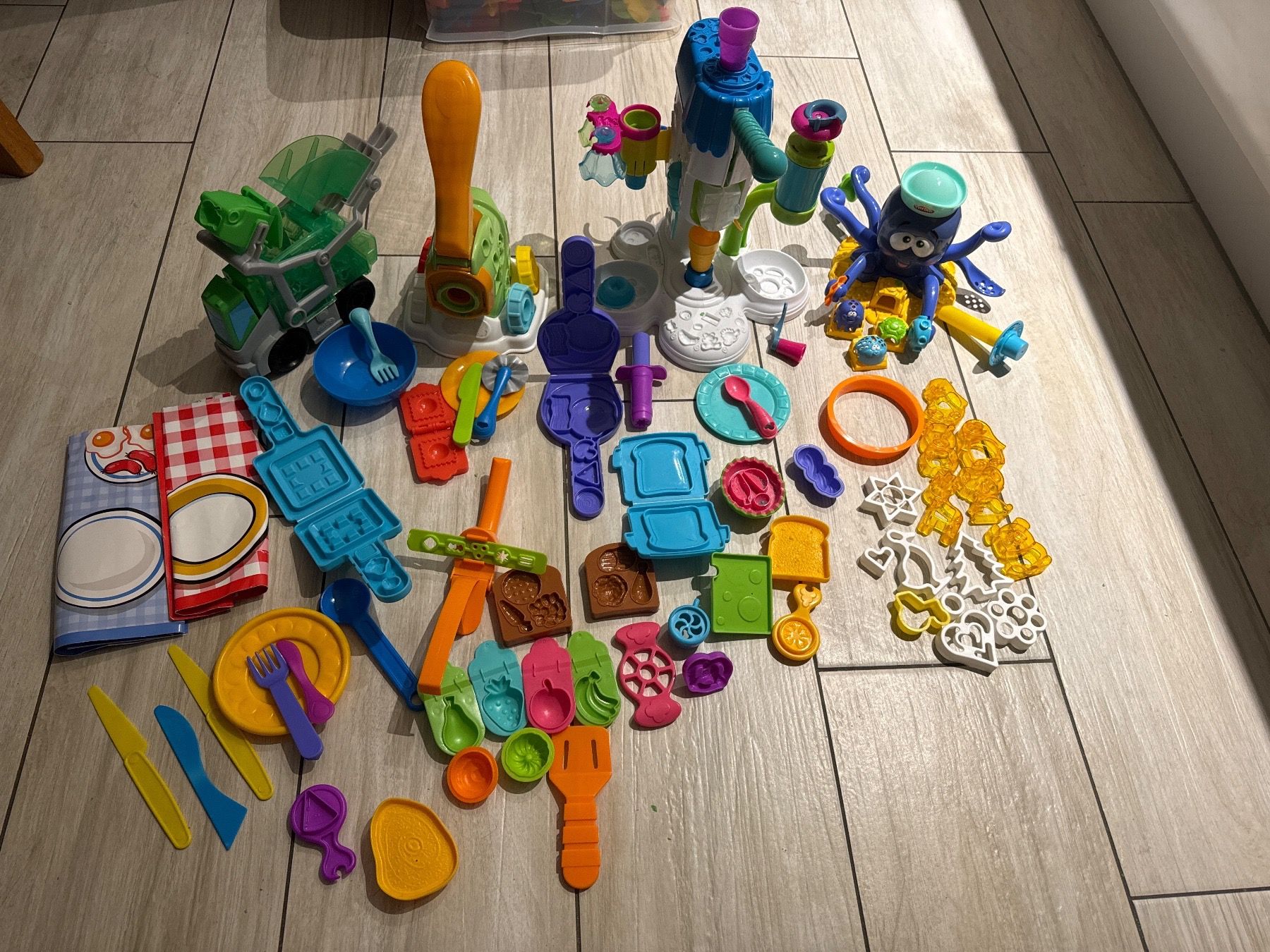 Play-Doh Giocattoli: Riesiges Play doh set einiges praktisch neu – Nuovo (secondo la descrizione) da Dittingen venduto da Estrella46