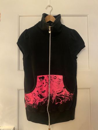 Einzigartiges Gilet mit pinkem Aufdruck