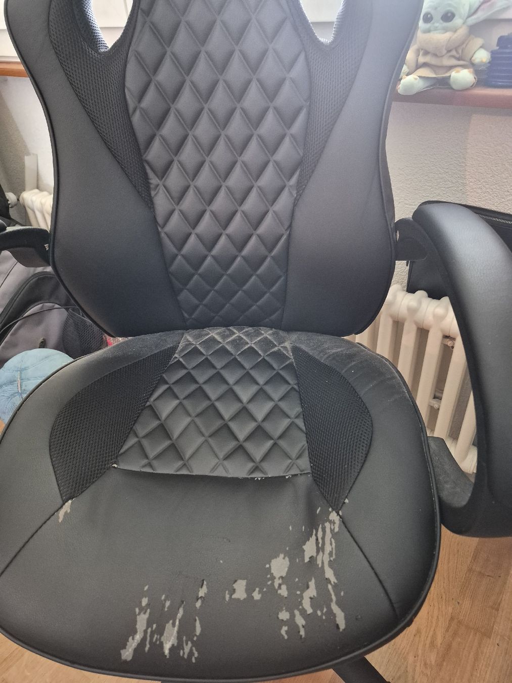 Conforama Sedie: Fauteuil de bureau Gaming Conforama noir usé – Usato da St-Aubin-Sauges venduto da val_xz9c 1