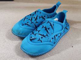 Kinder Badeschuhe / Aquaschuhe Gr. 27, Hai-Muster