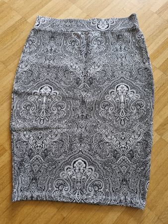 Jupe Gr. S schwarz-weiss Muster