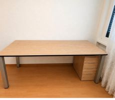 Pult mit Korpus