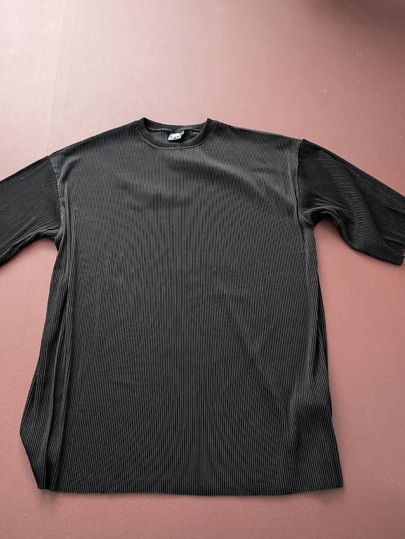 T-shirt: Schwarzes T-Shirt  – Usato da Zürich venduto da zh_zuerri_