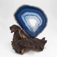 Achatscheibe (Blau gefärbt) auf holz 18cm