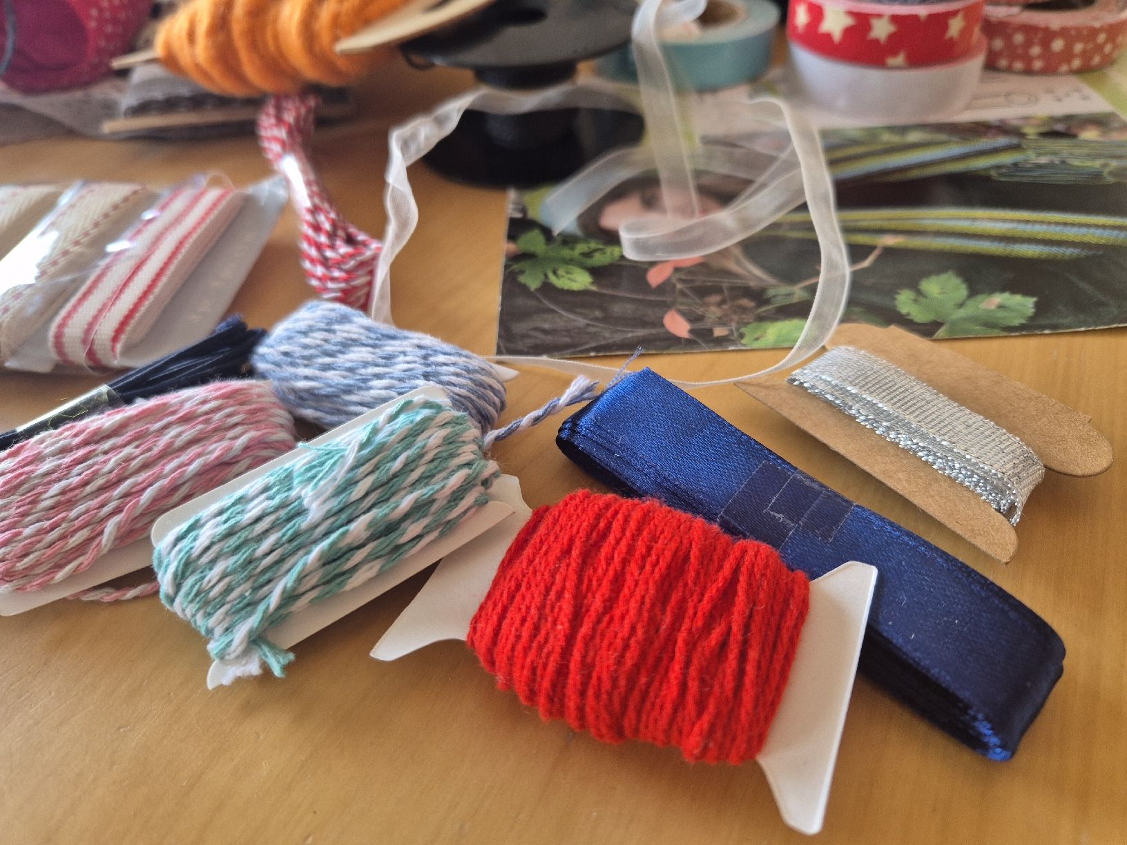 Kit bricolage: Handarbeitsmaterial, Wolle, Garn, Bändchen... – Usato da Herzogenbuchsee venduto da herzchae 2