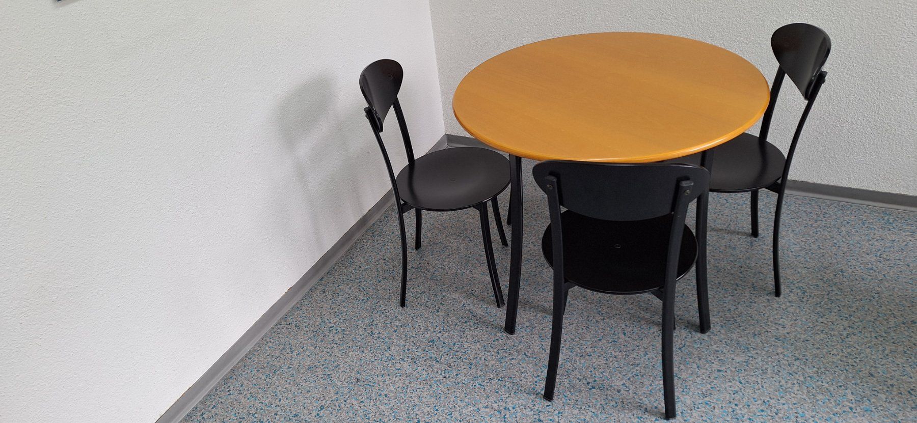 Set di tavolo e panche: Tisch rund mit drei Stühlen – Usato da Olten venduto da Deeplight