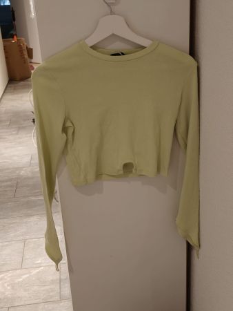 Langarmshirt hellgrün mit Ausschnitt gebraucht Zustand