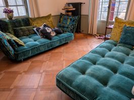 2 variable BRETZ Sofa mit Betz und KABE Kissen