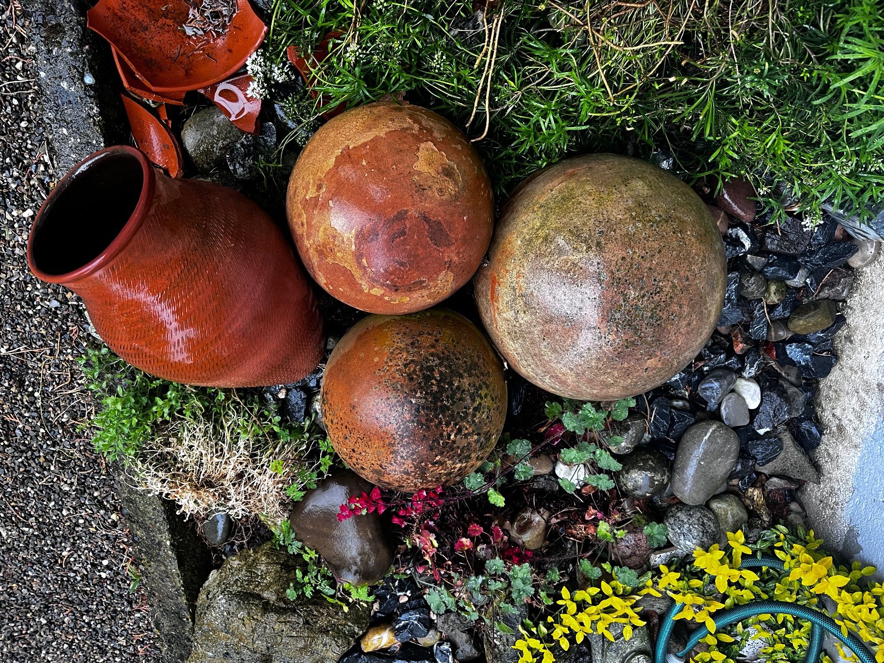 Tutte le decorazioni: Rustikale Gartendeko: Amphore und Kugeln aus Ton – Usato da Oberweningen venduto da Achille.3 2
