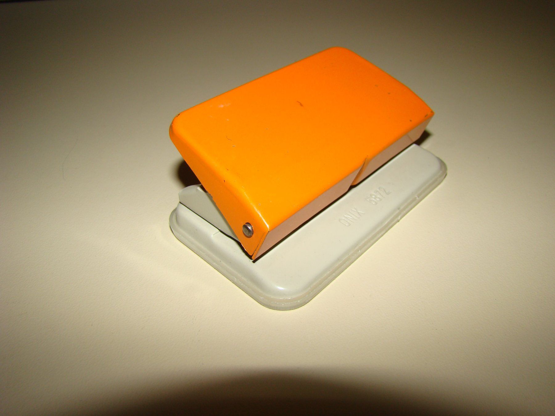 Raccoglitori: 1 Locher orange Onix 5872 – Usato da Malters venduto da burzi