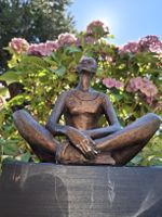 Skulptur sitzende Frau Bronzeoptik