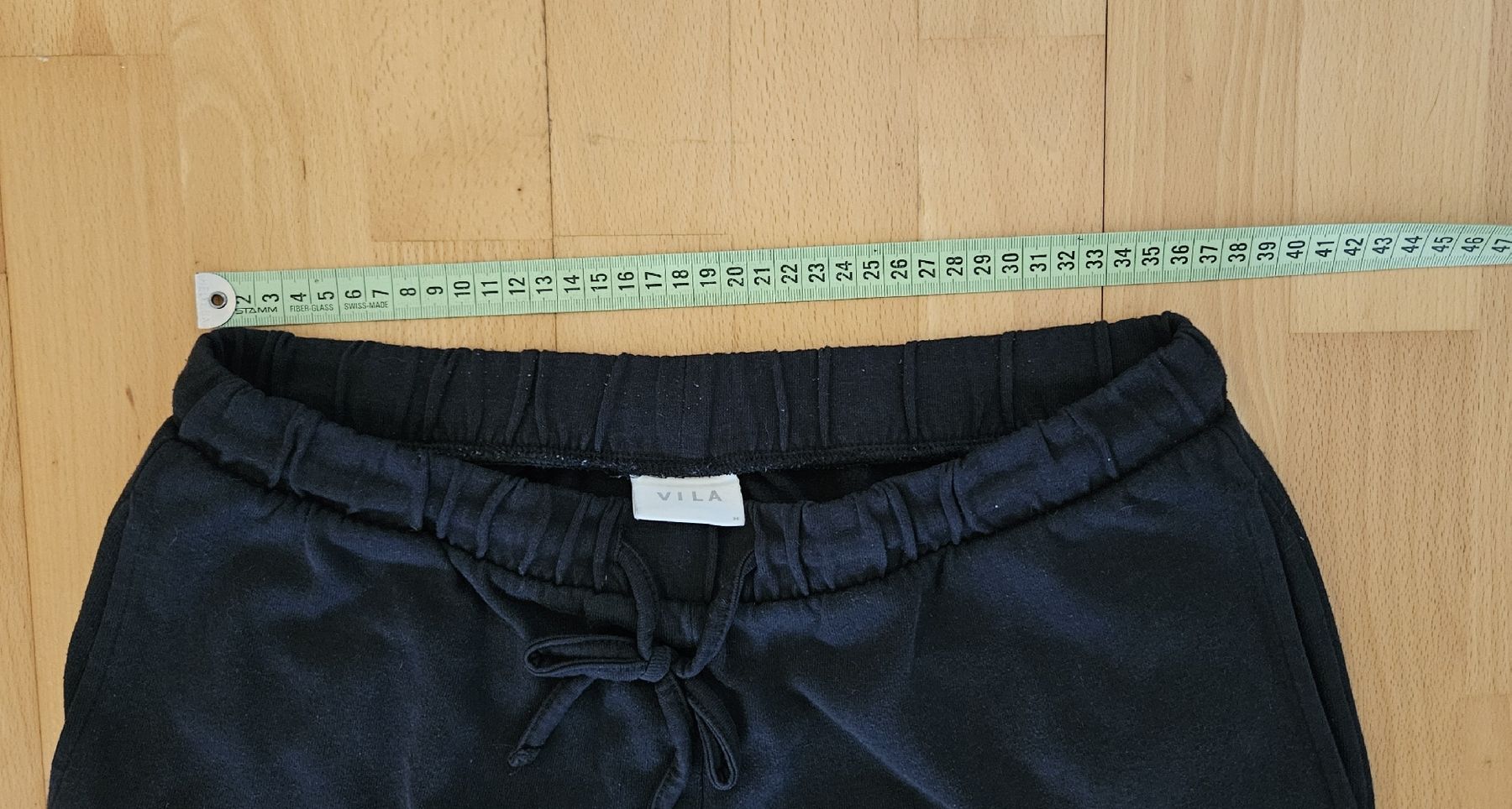 Pantaloni: 2 Paar Jogginghose Vila schwarz elastischer Bund – Usato da Rombach venduto da ThriftBetter 2