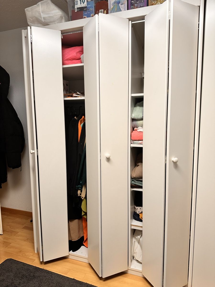 Grosser Kleiderschrank, weiss, viel Stauraum, günstig (Gebraucht) in Wil SG für CHF 45 – nur Abholung auf Ricardo kaufen