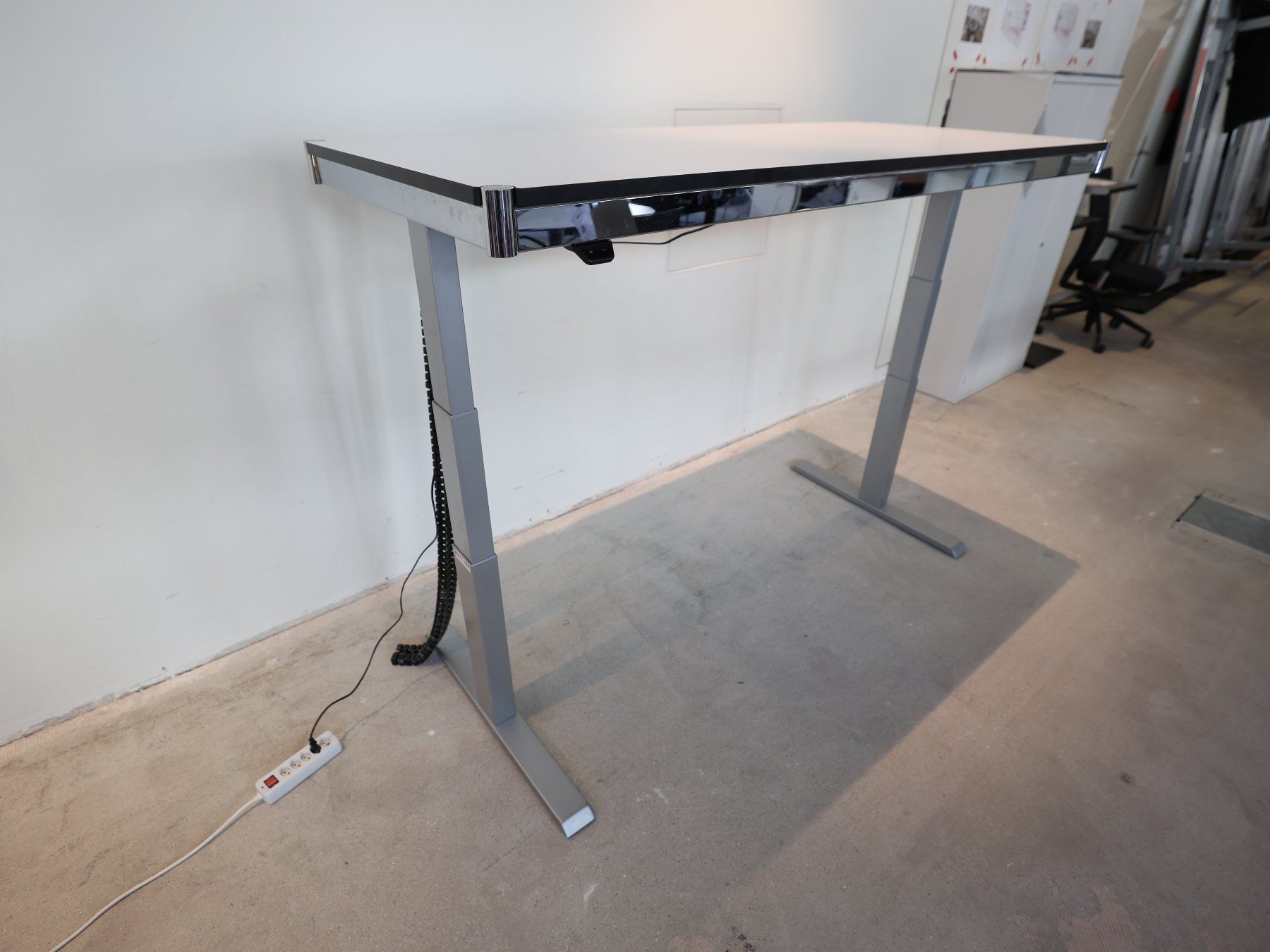USM Scrivanie: USM Haller Schreibtisch Perlgrau Sitz-Stehtisch 175x75 – Usato da Zürich venduto da Zapro 4