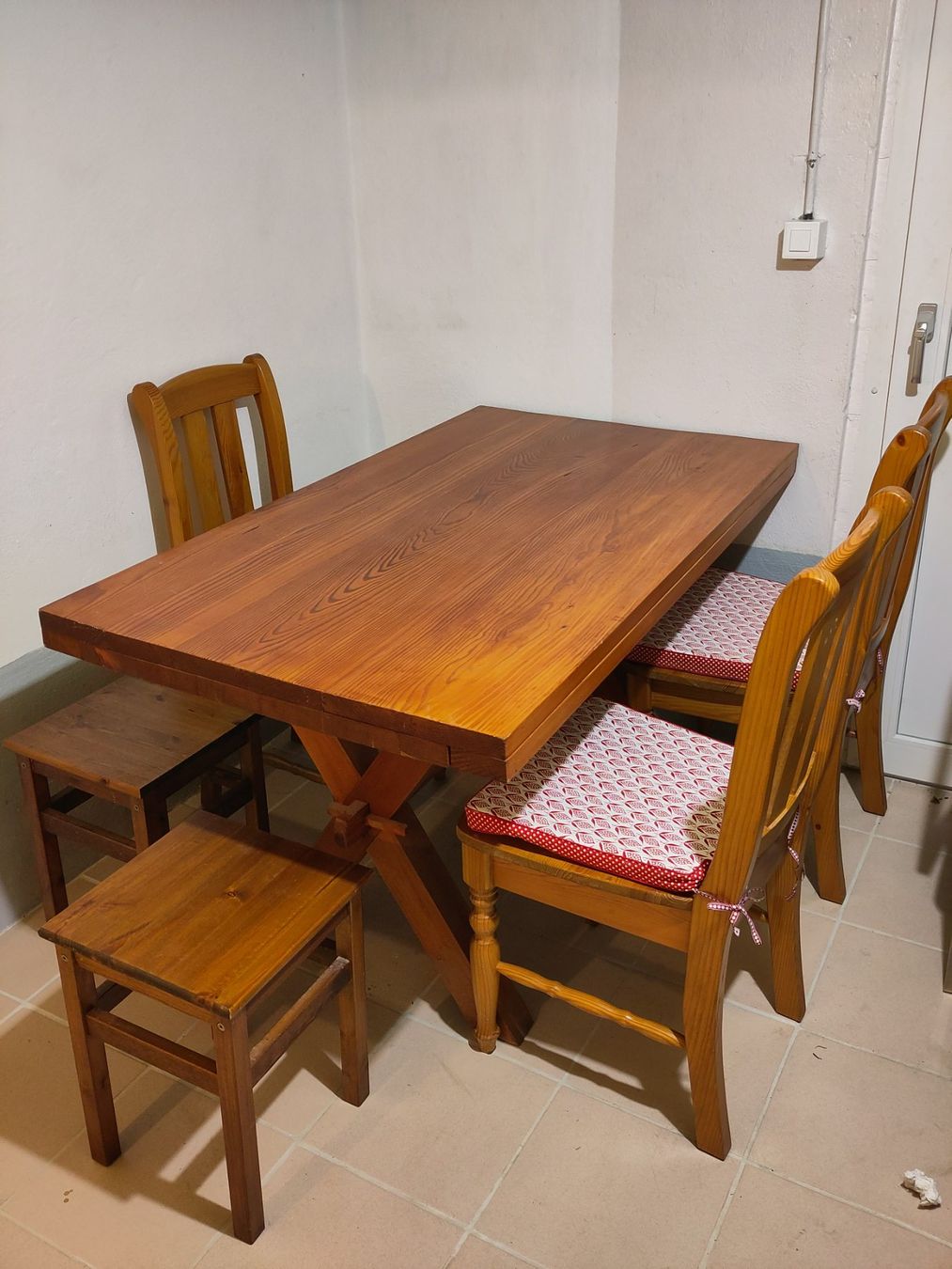 Set de table et chaises: Table en bois massif – D'occasion à Yverdon-les-Bains par stephanie.kaelin
