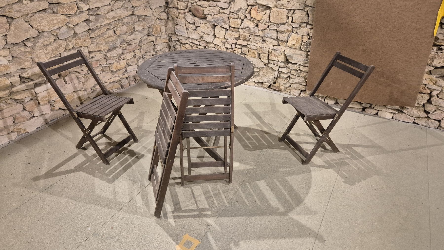 Set de table et chaises: Gartentisch rund mit 4 Klappstühlen Holz gebraucht – D'occasion à Lostorf par Sylar01