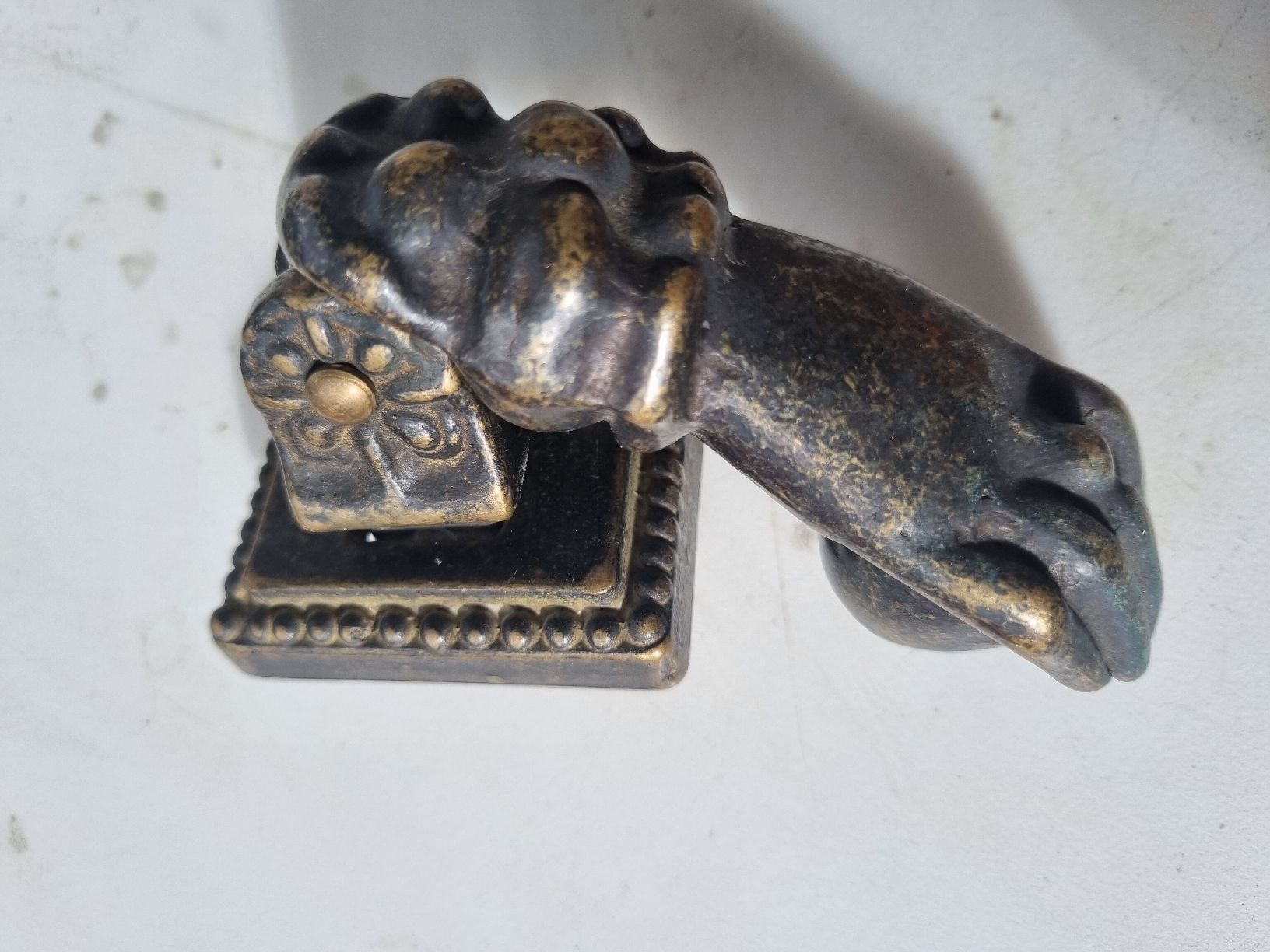 Schlüssel & Schlösser: Antiker Türklopfer Hand Form, Bronze/Messing, Top! – Gebraucht aus Grellingen von Swissmeen