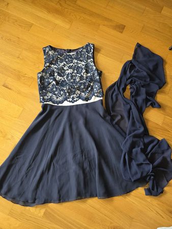 Kleid mit Schal von Weise