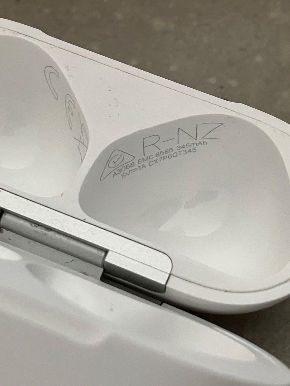 Apple Casques audio: APPLE AIRPODS 4 CASE – D'occasion à Lausanne par mr.v 4