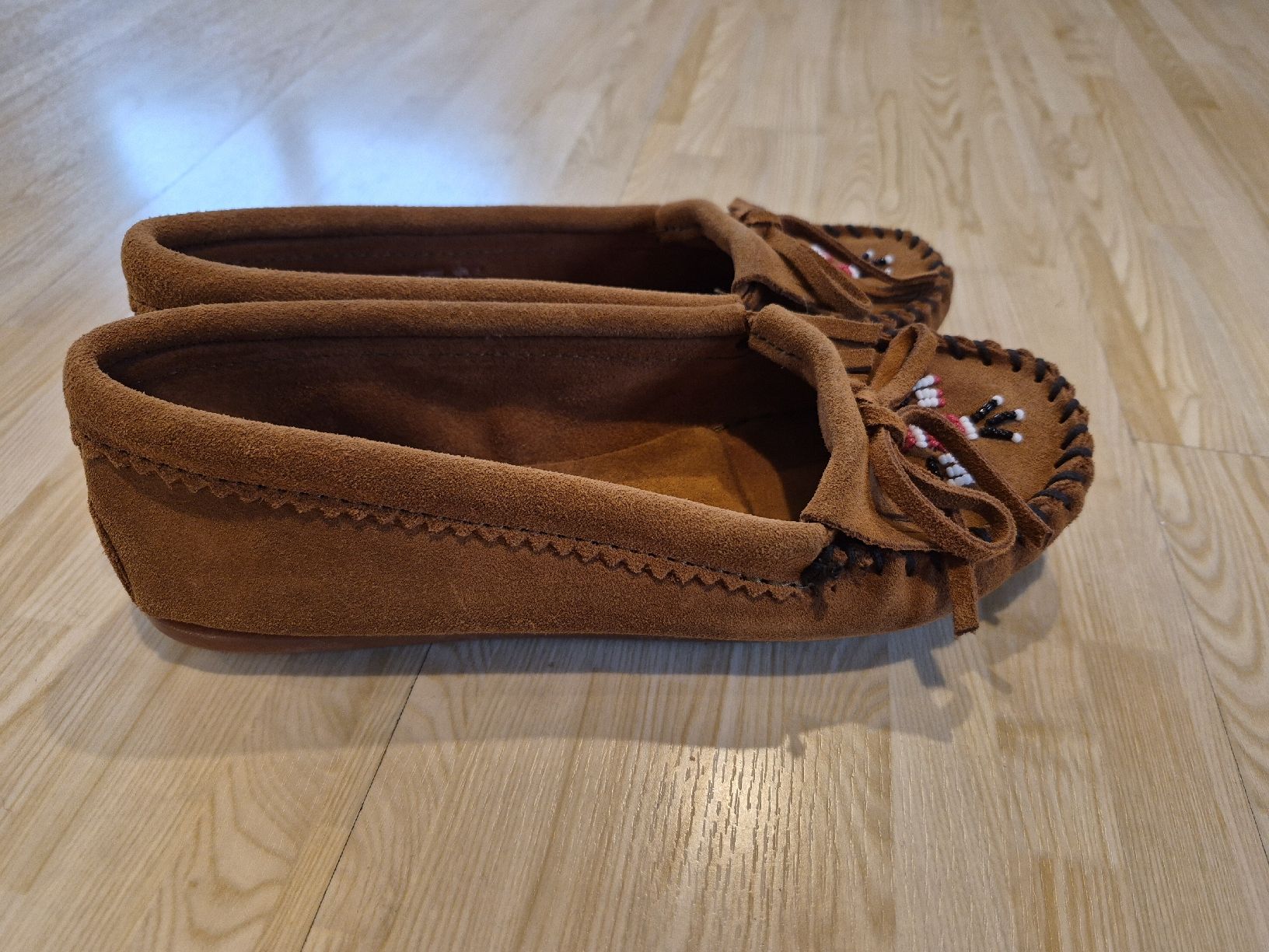 Herrenschuhe: Mocassins Minnetonka cuir marron décor perles taille 37 – Neu (gemäss Beschreibung) aus Delémont von fab_cpg5 1