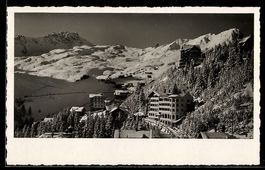AK Arosa, Ortsansicht mit Hotelbauten und verschneiter Bergl