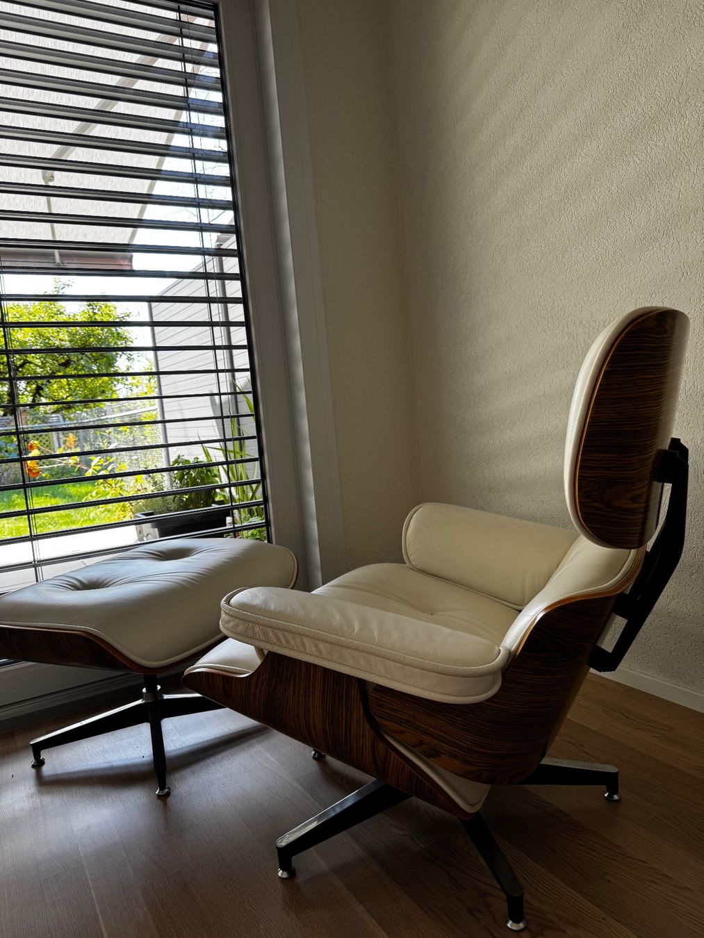 Eames Sessel: Eames Lounge Chair & Ottoman – Gebraucht aus Echichens von unideks 3
