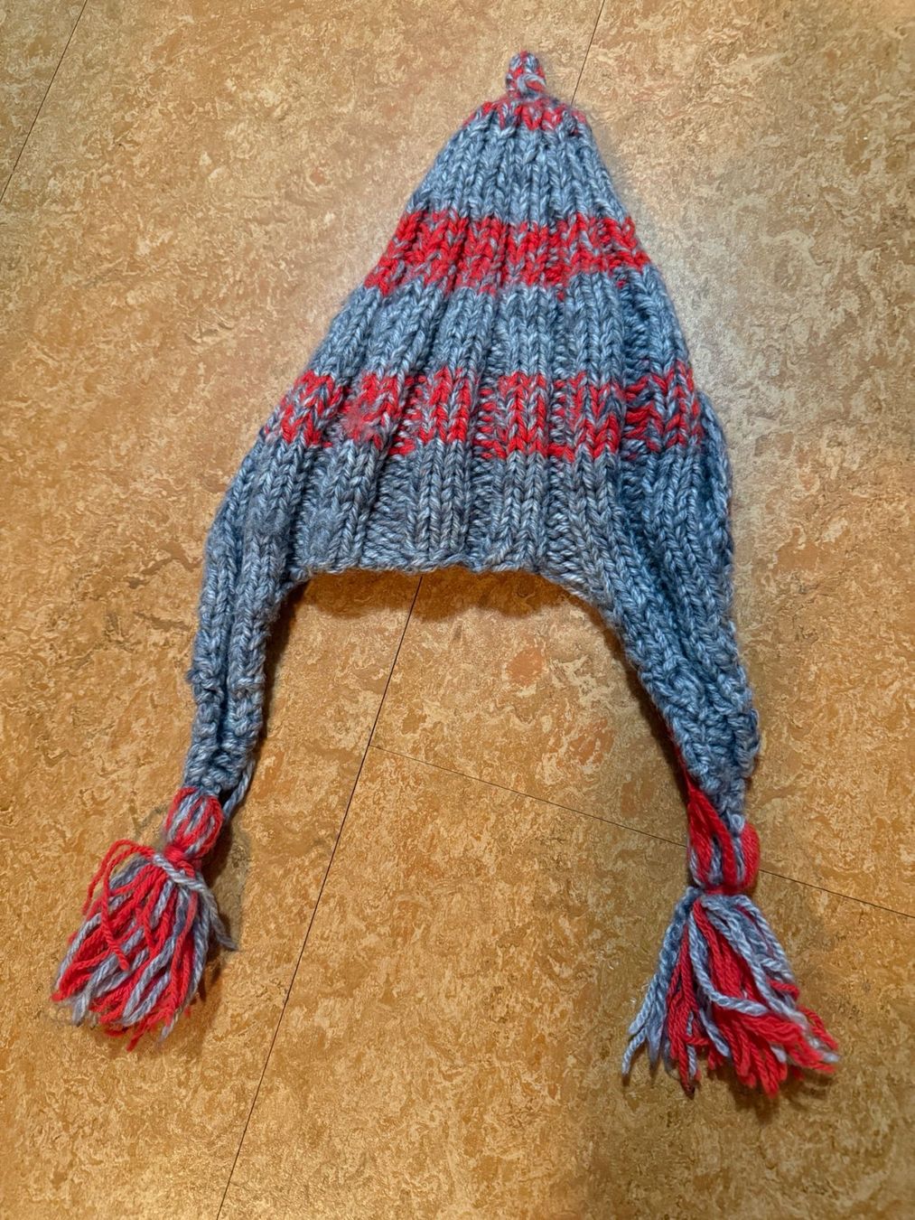Copricapi, berretti & cappellini: Handgestrickte Wintermuetze – Usato da Flawil venduto da Stella_3 2