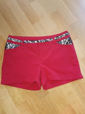 Kurze rote Hose, Gr. 38