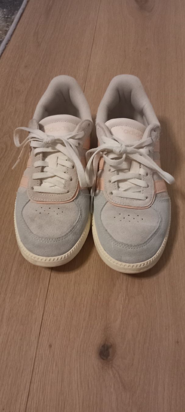 Adidas Scarpe da donna: Adidas light colour shoes – Nuovo (secondo la descrizione) da Arlesheim venduto da ali_2mfm