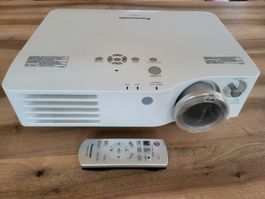 Panasonic PT-AX100E Beamer inkl. Fernbedienung – Lampe defek