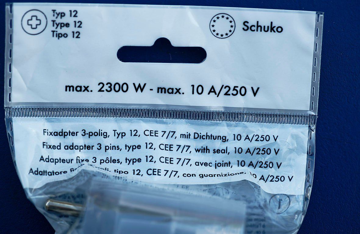 Lecteurs & Adaptateurs: Stecker Adapter Schuko (D) zu CH Typ 12 – Neuf avec emballage d'origine à Bern par Maccalvin