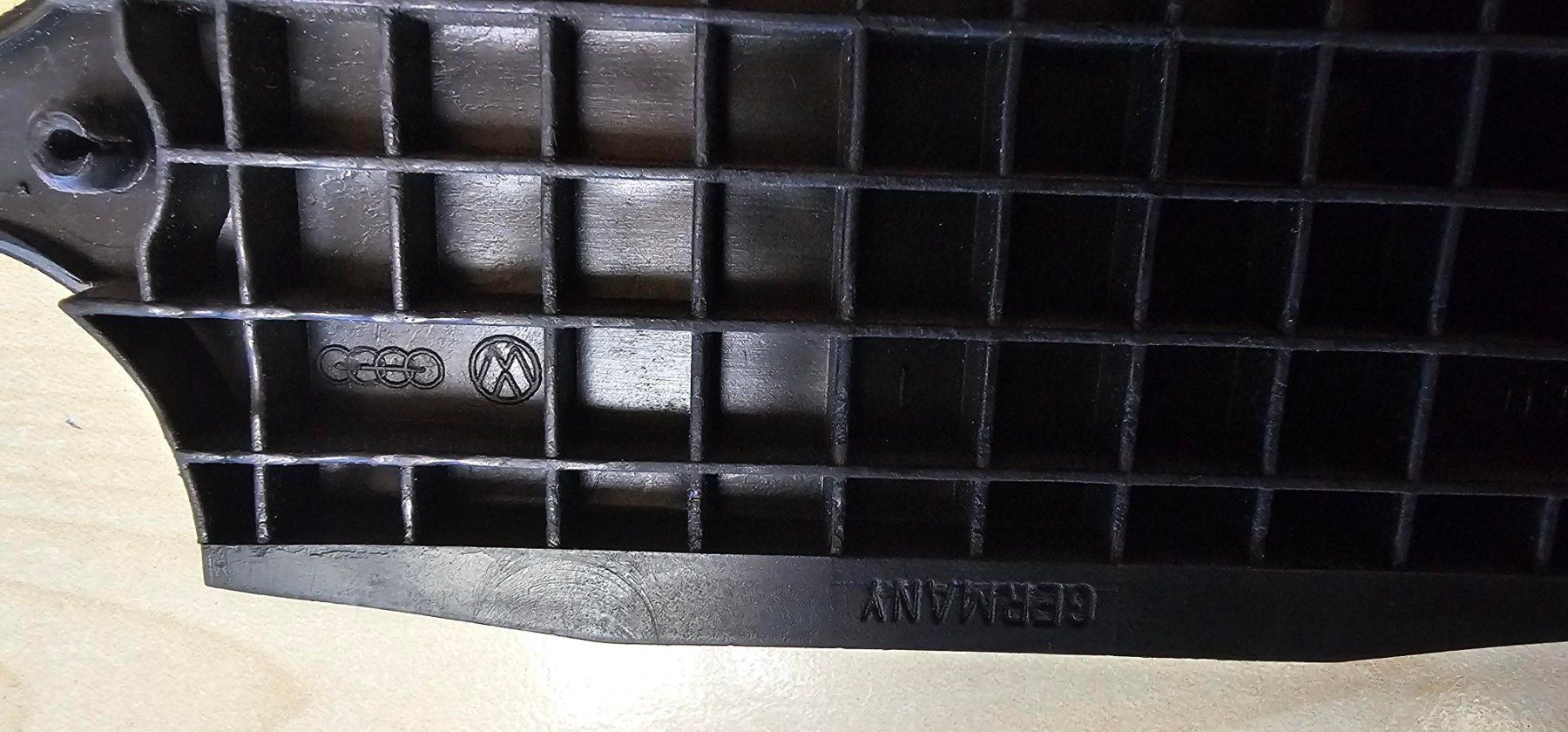 VW Alle Autoersatzteile: Scirocco Hupen Knopf Abdeckung  Lenkrad – Gebraucht aus Reinach AG von 911356 2