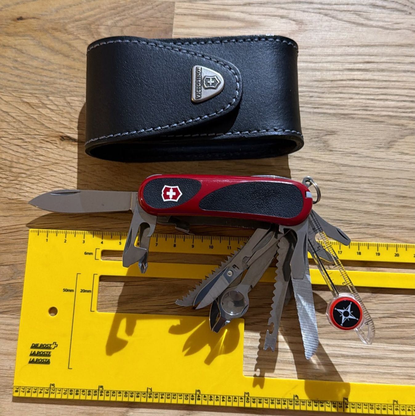 Victorinox Couteaux de poche: VICTORINOX  TASCHENMESSER EVOLUTION  GRIP RED/BLACK MIT ETUI – D'occasion à Zürich par Frei-Occasionen 9