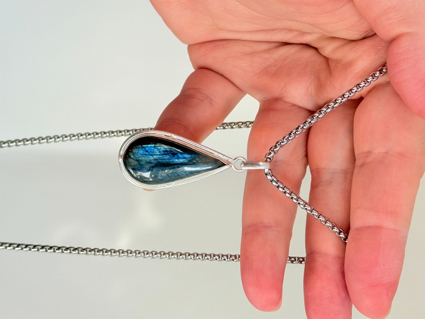 Ketten: Pendentif Larme Labradorite Bleue  - Élégant – Neu und originalverpackt aus Genève von AGBERG 4