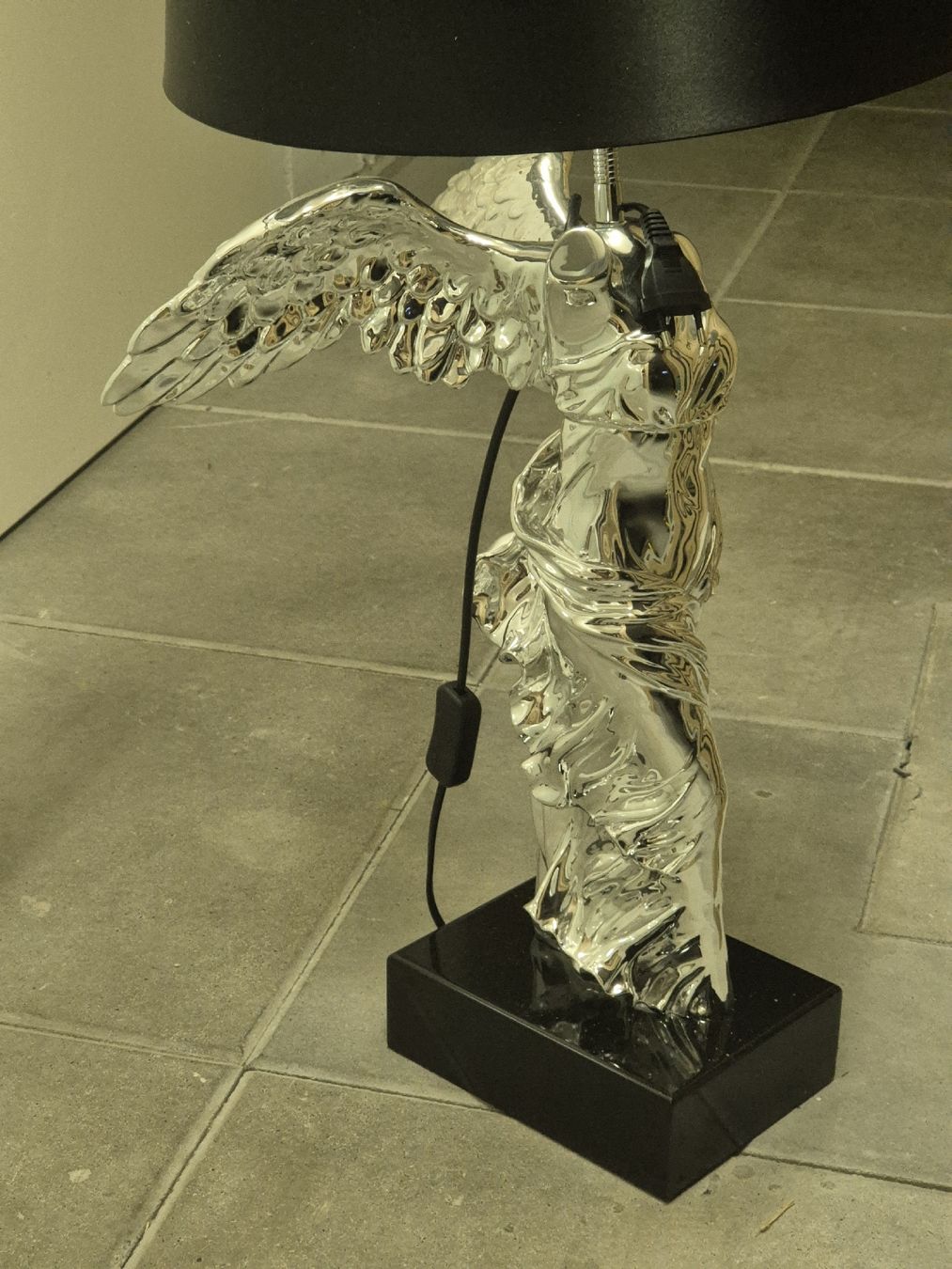 Kare Lampade: Kare Design Headless Angel Tischlampe – Usato da Luzern venduto da FinnA 1