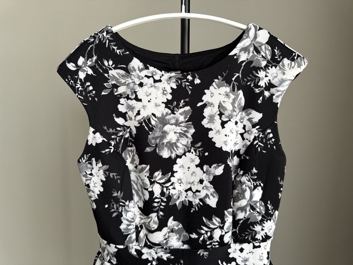 Vestiti & Gonne: Elegantes Kleid mit Blumenmuster, Gr. 34/S – Usato da HORGEN venduto da vladibarca10 1