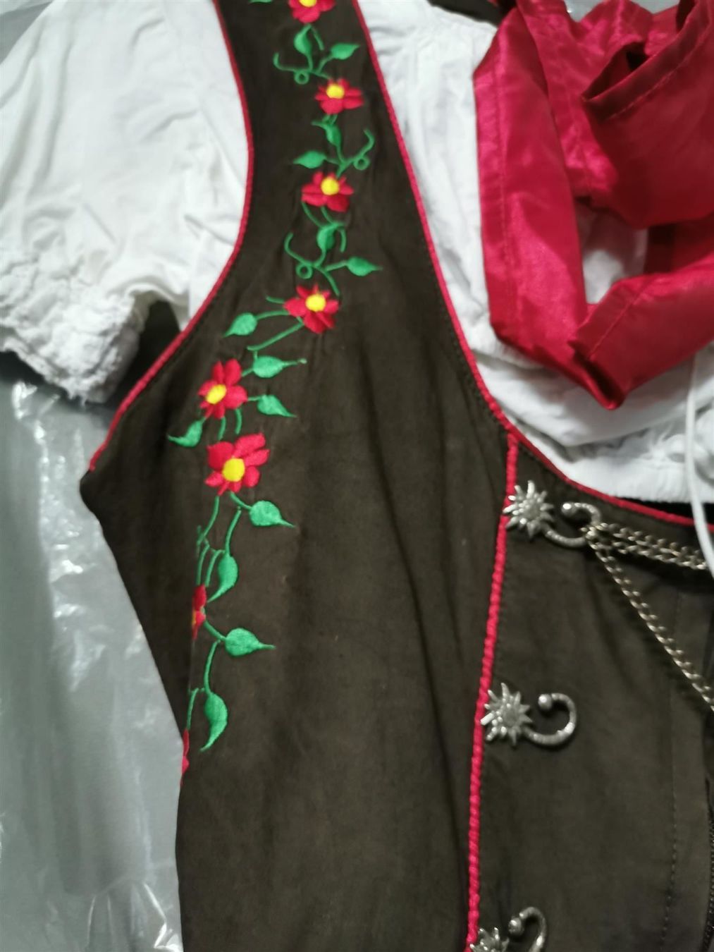 Robes: Dirndl Gr. 38 braun/rot mit Bluse – D'occasion à Berneck par Hansi_Muenz 2