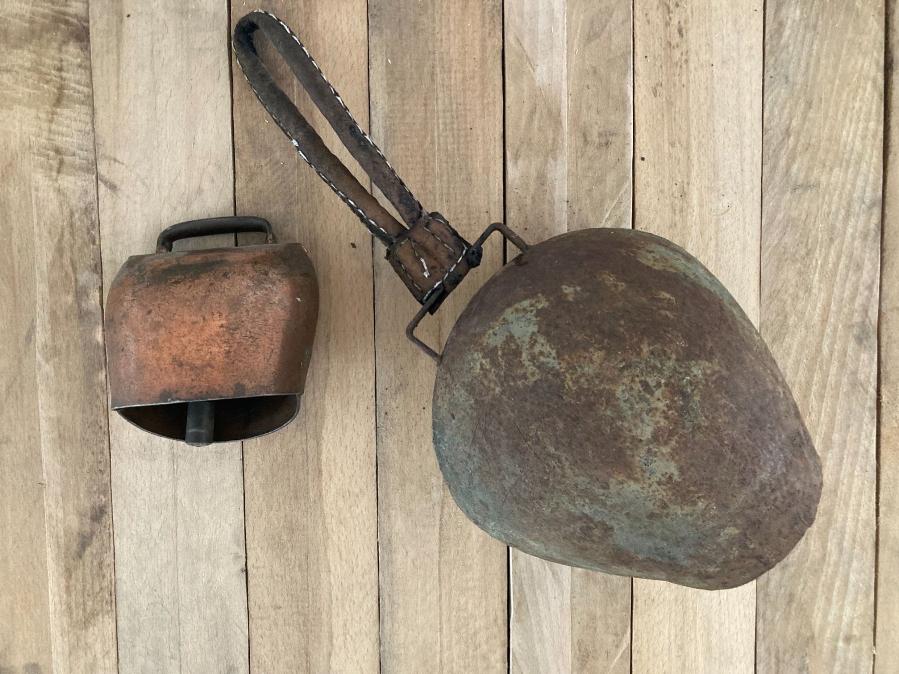 Cloches & sonnailles: 2 anciennes cloches pour animaux – D'occasion à Vaumarcus par Arte-Lovers 1