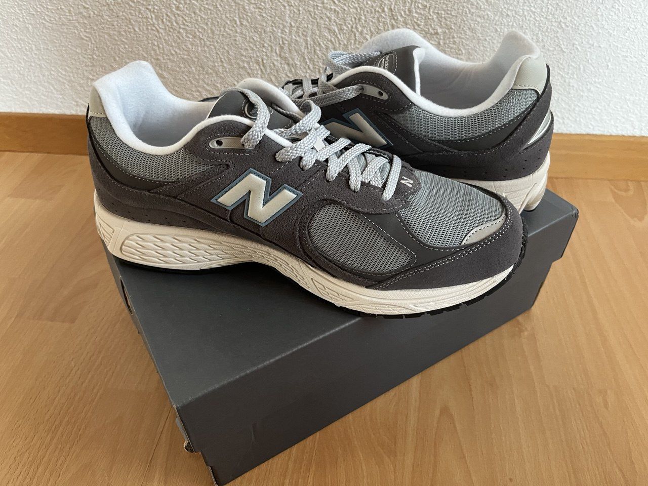 New Balance Scarpe da uomo: Chaussures New Balance 2002 R – Nuovo e nell'imballaggio originale da Chézard-St-Martin venduto da myk_5nbp 2
