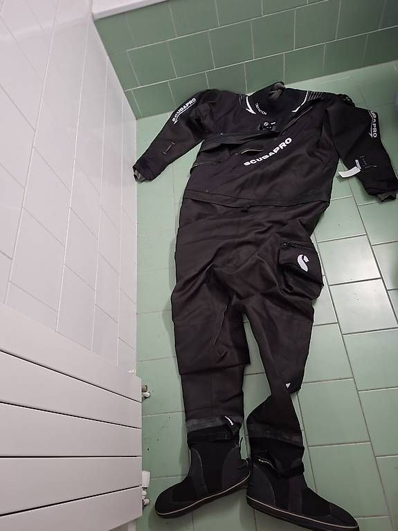 Tauchanzüge: Combinaison de plongée étanche 3XL/58 – Neu und originalverpackt aus Lausanne 25 von tho_h95n