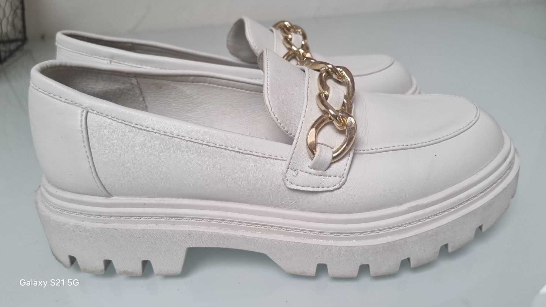 Damenschuhe: Weisse Catwalk Schuhmit Goldkette, Grösse 37 – Gebraucht aus Vättis von cala010 2