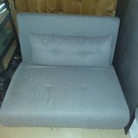 Schmales Sofa mit Kissen