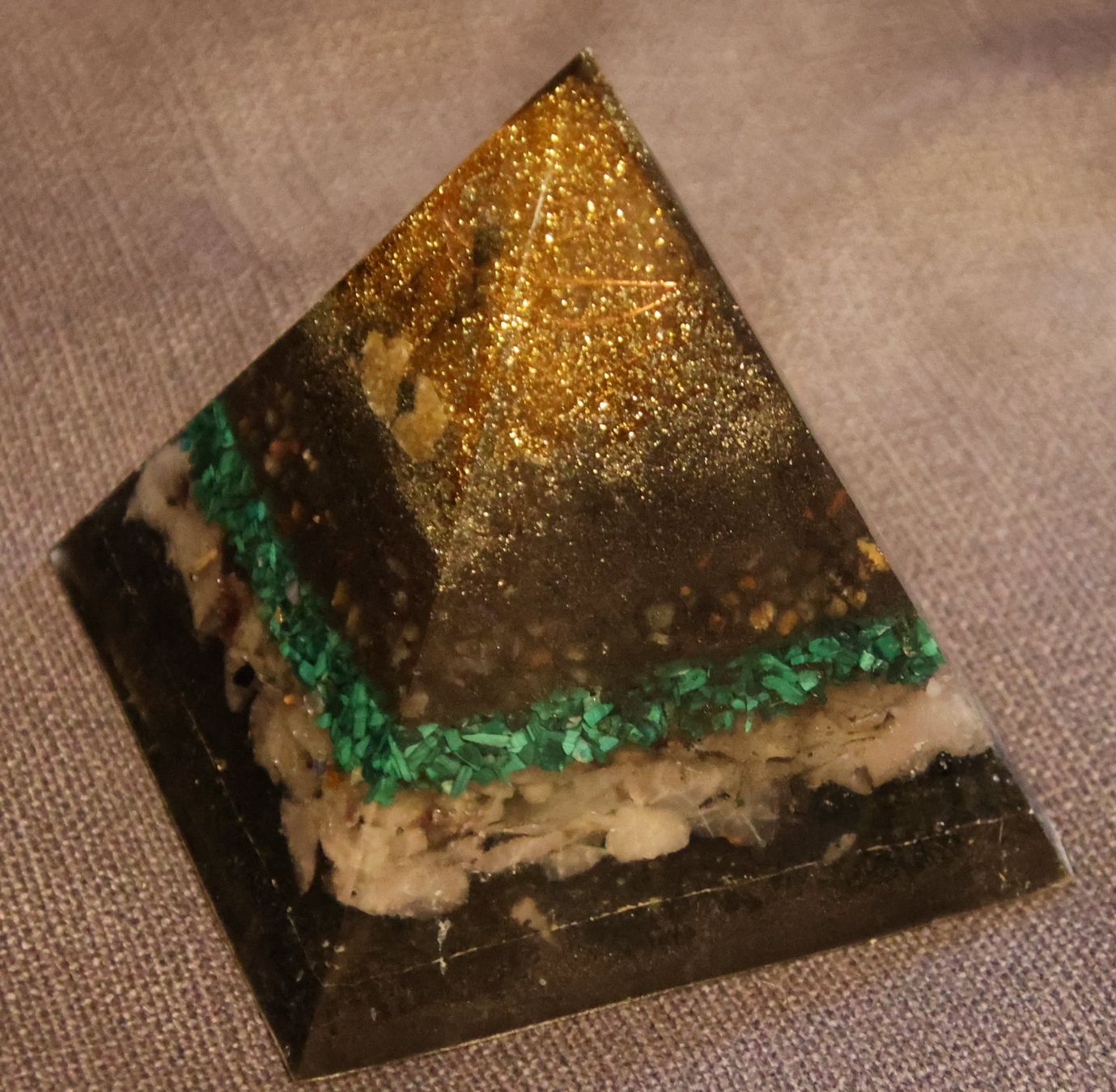 Minéraux & Lithothérapie: Orgonit Pyramide 13x13x14 cm – D'occasion à Diegten par dolphin04