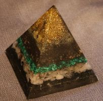 Orgonit Pyramide 13x13x14 cm