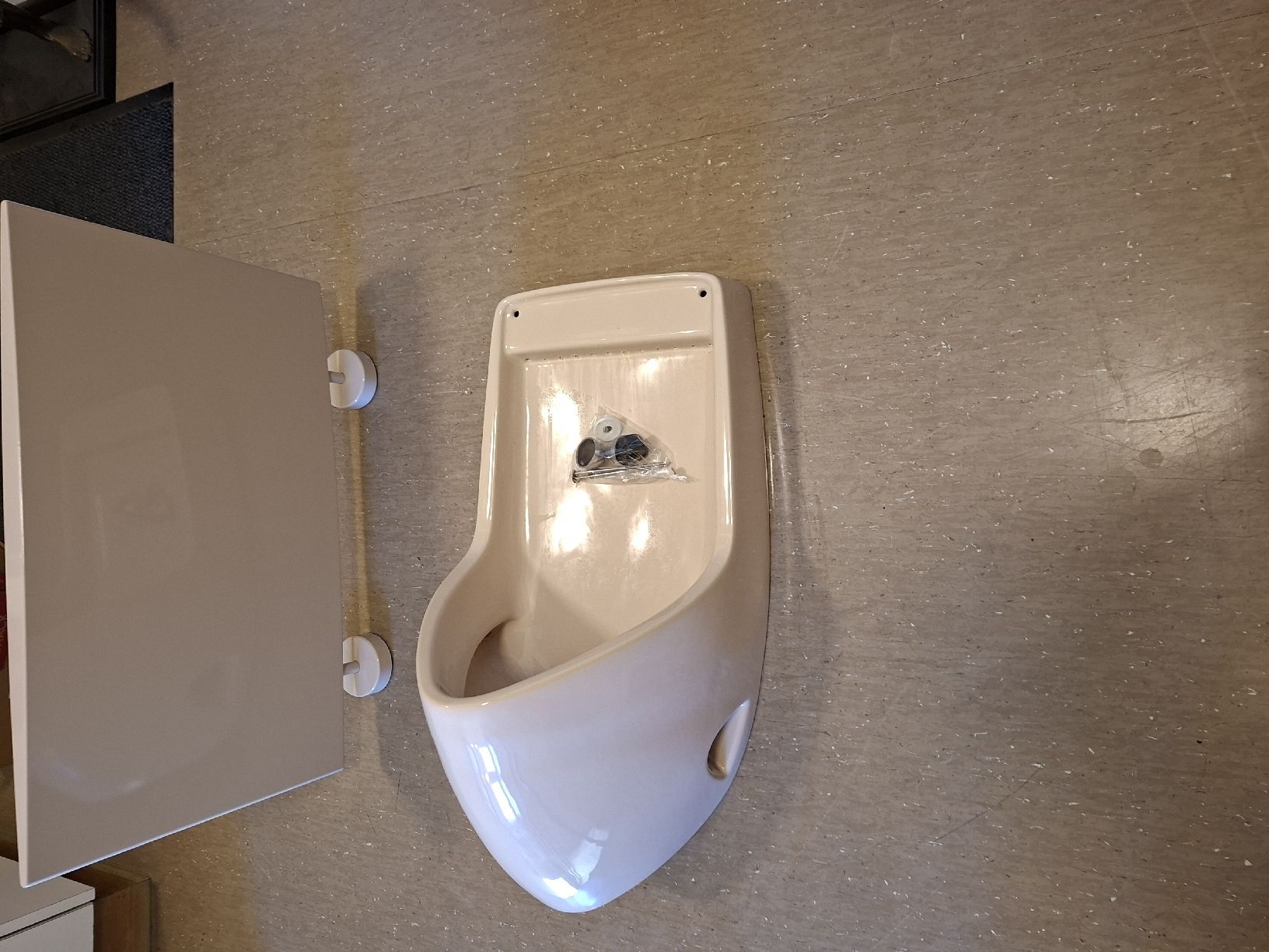 WC: Pissoir mit trennwand – Usato da Hergiswil NW venduto da Kraftelektro