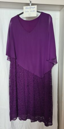 Kleid mit Spitze Grösse 52/54 lila neuwertig
