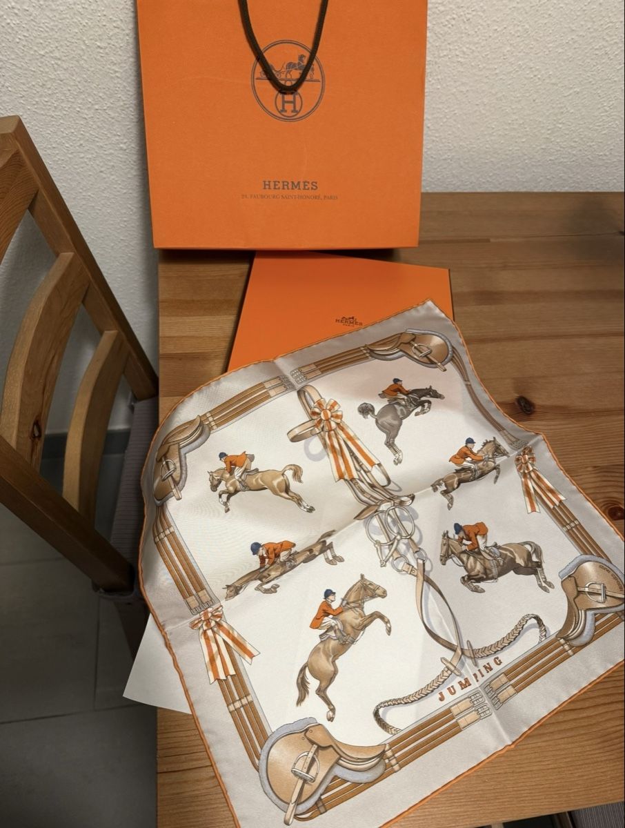Hermès Foulards, Tücher & Schals: Vintage Hermès silk Jumping scarf – Neu und originalverpackt aus Adliswil von Mariia_18 1