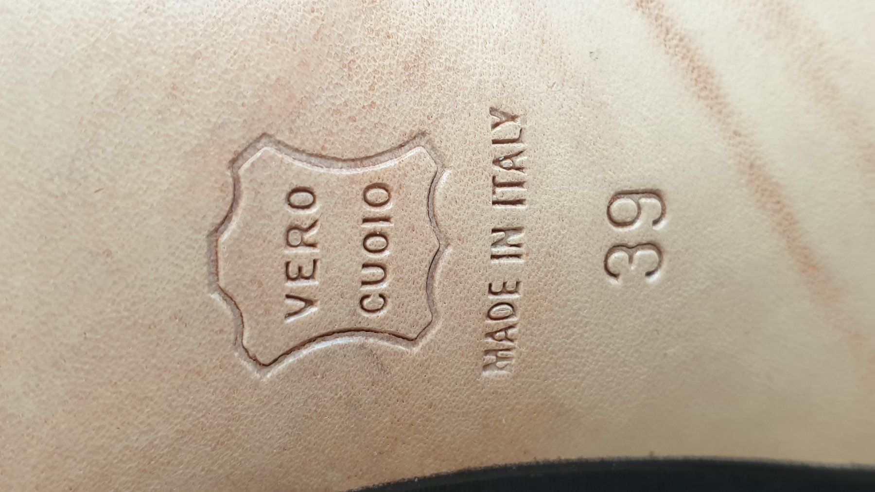 Scarpe da donna: Elégants escarpins, talon doré, taille 39 – Usato da Pully venduto da san_b2w6 2