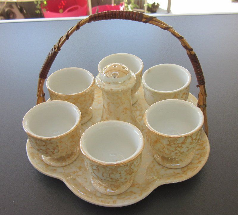 Geschirrsets: Mid Century Keramik-Set, Eierbecher, Salzstreuer, Tablett – Gebraucht aus Bischofszell von raika