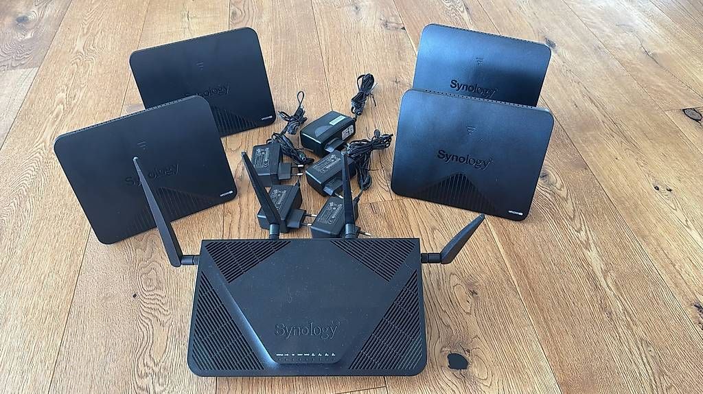 Synology Modems & Routeurs: Synology RT2600ac + 4x MR2200ac Mesh-Router – D'occasion à Dintikon par Bigmassa